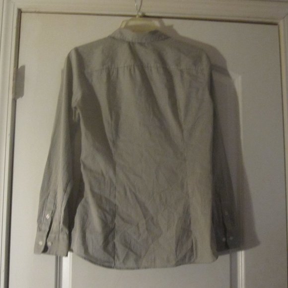 H&M Women's Button Front Shirt.Low Cut V-Neck. Gray/White Stripes LS  Size 8 - Picture 7 of 7